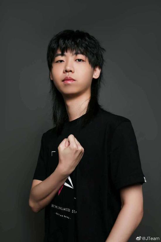 前职业选手mayumi分享照片引发LOL复瘾潮